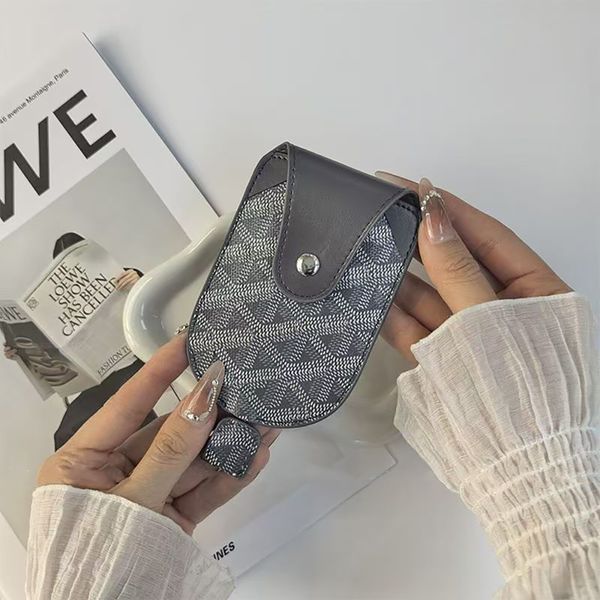 Designer keychain for womens headphone case mini bags luxury leather keyring keychain stylish keychain hangings leather Key chain02
Designer keychain for womens headphone case mini bags luxury leather keyring keychain stylish keychain hangings leather Key chain02