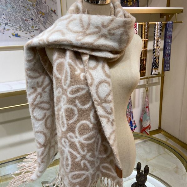 New autumn and winter scarves can also be used as a shawl Floral double-sided long scarf featuring the brand's classic LOGO design Material: 49% wool + 30% alpaca wool + 21%
New autumn and winter scarves can also be used as a shawl Floral double-sided long scarf featuring the brand's classic LOGO design Material: 49% wool + 30% alpaca wool + 21%