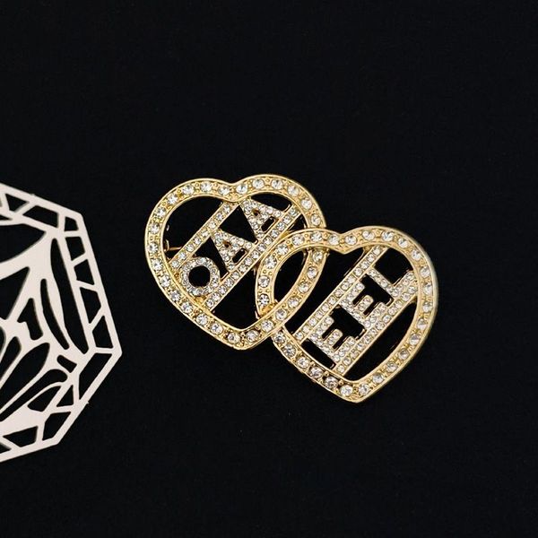 Luxury Letter Pins Brooch Designer Men Women Brooch Inlay Crystal Pearl Pin Jewelry Clothing Decoration Party Accessories
Luxury Letter Pins Brooch Designer Men Women Brooch Inlay Crystal Pearl Pin Jewelry Clothing Decoration Party Accessories