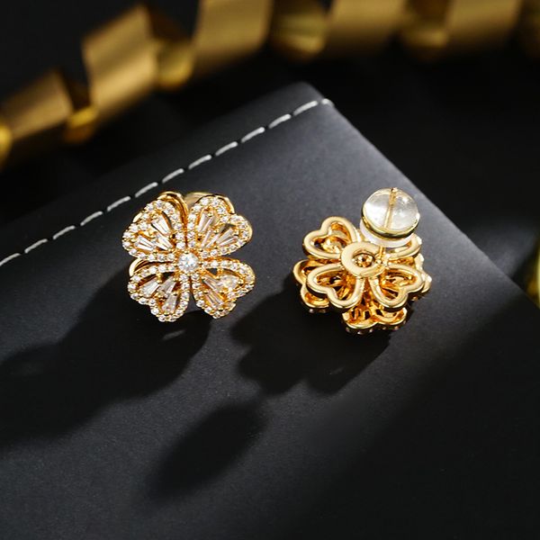 Natural freshwater pearls with diamonds, a unique design with a sophisticated feel, a smallish fashion-forward earplugs earring set.
Natural freshwater pearls with diamonds, a unique design with a sophisticated feel, a smallish fashion-forward earplugs earring set.