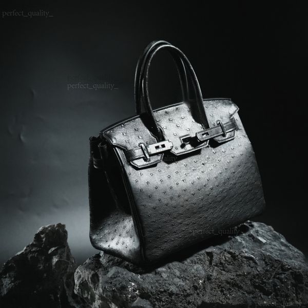 99A The designer's creative crossbody bag with a single shoulder strap is made of high-quality leather, creating an ideal atmosphere of sophistication and fashion., One
99A The designer's creative crossbody bag with a single shoulder strap is made of high-quality leather, creating an ideal atmosphere of sophistication and fashion., One