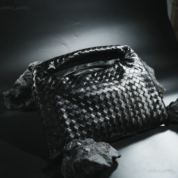 99A The designer's handbags, shoulder bags and crossbody bags are made of imported genuine leather, presenting high-quality craftsmanship. They can hold a lot of things., One 
99A The designer's handbags, shoulder bags and crossbody bags are made of imported genuine leather, presenting high-quality craftsmanship. They can hold a lot of things., One