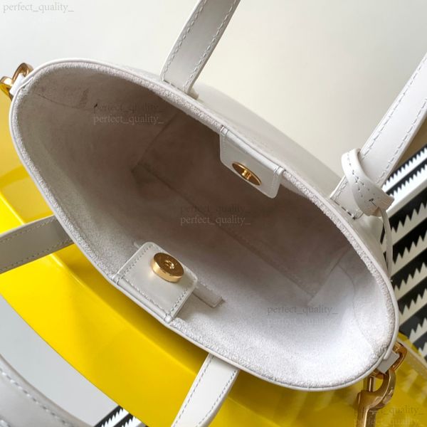 This single-shoulder crossbody handbag was personally designed by 99A's top designers. It features unique hardware craftsmanship and showcases distinct styles., One 
This single-shoulder crossbody handbag was personally designed by 99A's top designers. It features unique hardware craftsmanship and showcases distinct styles., One