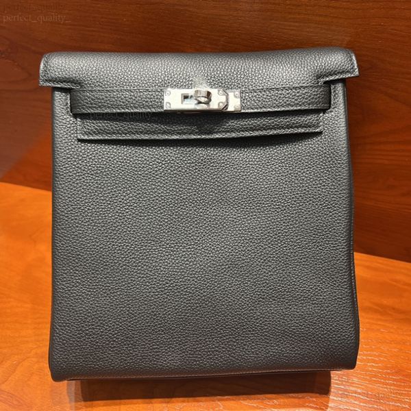 99A - A top-level designer's single-shoulder crossbody bag and shoulder bag, made of imported genuine leather and custom-made by hand. The interior space is well-organized., One
99A - A top-level designer's single-shoulder crossbody bag and shoulder bag, made of imported genuine leather and custom-made by hand. The interior space is well-organized., One