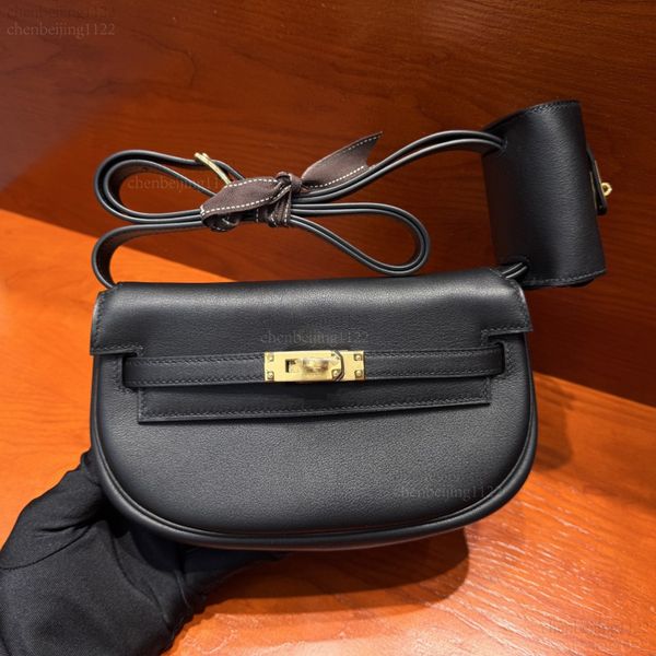 99A single-shoulder handbag designed by a top designer, made of imported cowhide and custom-made in the shape of a dumpling, with a size of 17CM for mother and child use., Three
99A single-shoulder handbag designed by a top designer, made of imported cowhide and custom-made in the shape of a dumpling, with a size of 17CM for mother and child use., Three