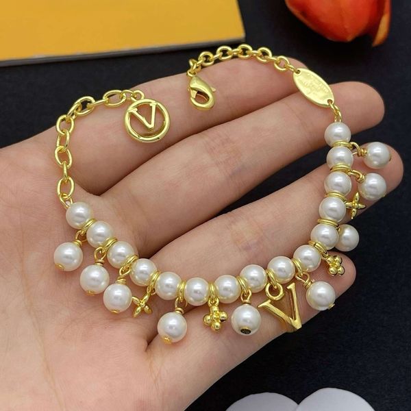 Designer Pearl Bracelet Necklace Luxury Pendant for Women Bracelet Set Wedding Gift Party Jewelry with Box
Designer Pearl Bracelet Necklace Luxury Pendant for Women Bracelet Set Wedding Gift Party Jewelry with Box