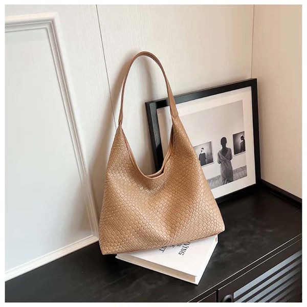 Shoulder Bag Designer Bag Luxury Bag Free Shipping New Fashion Light High End Texture Printed Silk Scarf Hand Held Shoulder Crossbody For Womens, Color 1
Shoulder Bag Designer Bag Luxury Bag Free Shipping New Fashion Light High End Texture Printed Silk Scarf Hand Held Shoulder Crossbody For Womens, Color 1