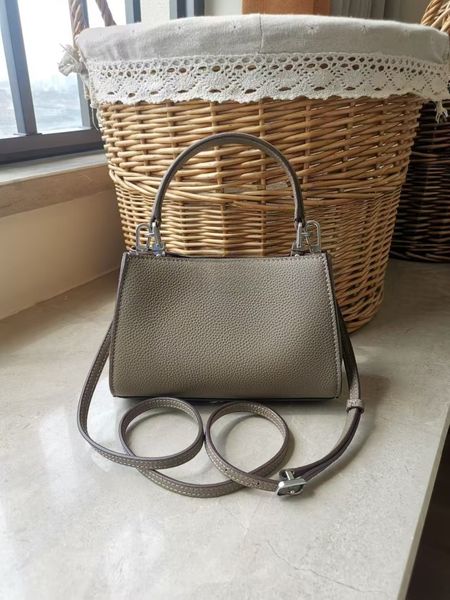 Designer bag tote bag messenger bag cowhide nubuck Leather shoulder women handbags classic bestseller luxury bag capacity shopping bag handbag fashion bag new2025, Light brown
Designer bag tote bag messenger bag cowhide nubuck Leather shoulder women handbags classic bestseller luxury bag capacity shopping bag handbag fashion bag new2025, Light brown