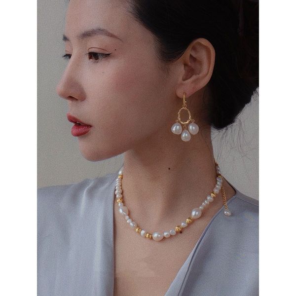 Niche Designer 14K Gold Filled Synthetic Pearl Ear Hoops Geometric Tri Pearls Drop Buckle Earrings European Court Style Jewelry
Niche Designer 14K Gold Filled Synthetic Pearl Ear Hoops Geometric Tri Pearls Drop Buckle Earrings European Court Style Jewelry