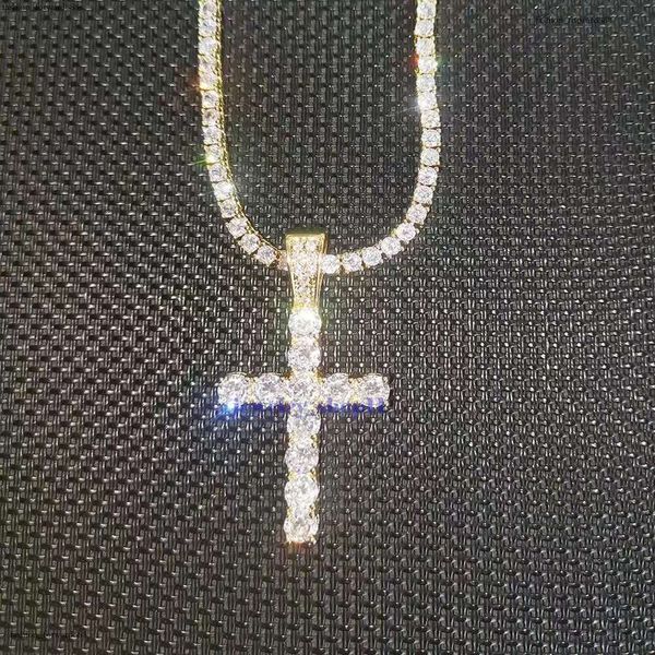 New Cross Personalized Side Glow Set Pendant Necklace Cuban Chain Hip Hop Personality necklace jewelry Moissanite dia gold Sterg Sier
New Cross Personalized Side Glow Set Pendant Necklace Cuban Chain Hip Hop Personality necklace jewelry Moissanite dia gold Sterg Sier
