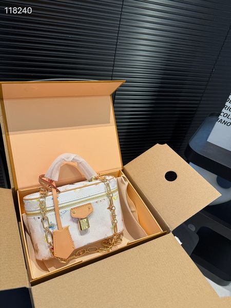 Shoulder Bags Designer White tri colored makeup bag box bag crossbody shoulder bag, handbag, L1
Shoulder Bags Designer White tri colored makeup bag box bag crossbody shoulder bag, handbag, L1