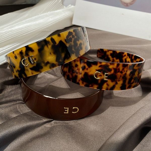 Women's Designer Headband Retro Tortoiseshell Headband Acetate Wide Headband Versatile Hair Accessory Classic Luxury Headband Street Style High Quality
Women's Designer Headband Retro Tortoiseshell Headband Acetate Wide Headband Versatile Hair Accessory Classic Luxury Headband Street Style High Quality