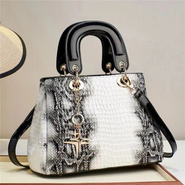 High Quality Leather Women's Handbag Designer Single Shoulder Women's Large Handbag Office Bag, Photo color(c0d259)
High Quality Leather Women's Handbag Designer Single Shoulder Women's Large Handbag Office Bag, Photo color(c0d259)