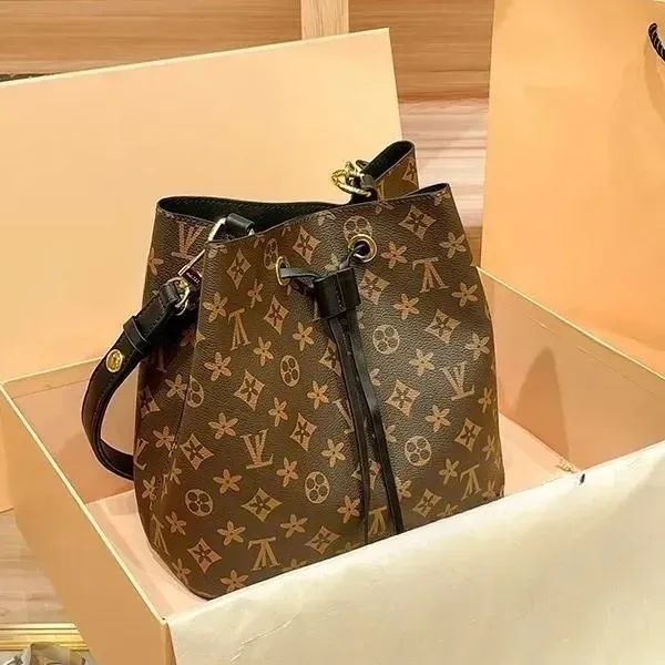 10A Top Quality Women bags Luxury Leather Brand Designer Handbag Calf Single Shoulder Diagonal bucket bag 2025, Wallet with box
10A Top Quality Women bags Luxury Leather Brand Designer Handbag Calf Single Shoulder Diagonal bucket bag 2025, Wallet with box