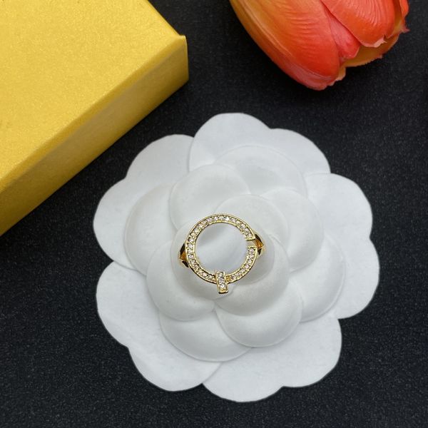 Designer ring hollow Baroque style pearl ring series wedding, business party wholesale Hip hop ring men's and women's universal ring
Designer ring hollow Baroque style pearl ring series wedding, business party wholesale Hip hop ring men's and women's universal ring
