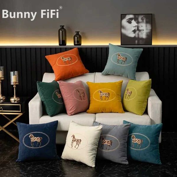 Handmade Embroidered Soft Cushion with Horse Pattern Hug Box Sofa Home Office Living Room Car Cover 45 * 45cm S25423