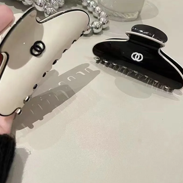 Hair Clips Barrettes Designer Classic Casual hairpin Fashion Black Shark Hairpin Christmas Jewelry Gift pin
Hair Clips Barrettes Designer Classic Casual hairpin Fashion Black Shark Hairpin Christmas Jewelry Gift pin