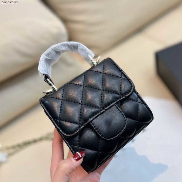 Fashion-Forward Women's Small Handbag - Stylish Chain Straps and Geometric Accents, White
Fashion-Forward Women's Small Handbag - Stylish Chain Straps and Geometric Accents, White