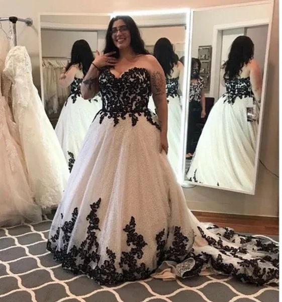 Vintage Black And White Wedding Dresses Sweetheart A-Line Chapel Train Gothic Bridal Gowns Lace Appliques Glitter Sequined Bride Dress Customized Vestido De You