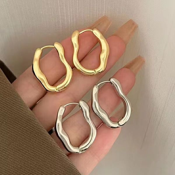 Fashionable irregular geometric earrings for women; new trend simple earrings for all occasions; stylish and versatile.
Fashionable irregular geometric earrings for women; new trend simple earrings for all occasions; stylish and versatile.