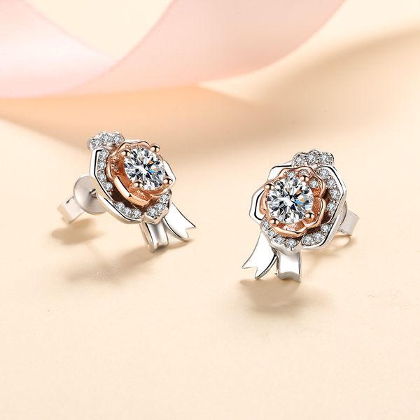 S925 Silver Rose Earrings with Moissanite Stone, Elegant Cold Style Jewelry, Perfect for Daily Wear, Simulated Diamond, Chic Design, Wholesale Available.
S925 Silver Rose Earrings with Moissanite Stone, Elegant Cold Style Jewelry, Perfect for Daily Wear, Simulated Diamond, Chic Design, Wholesale Available.