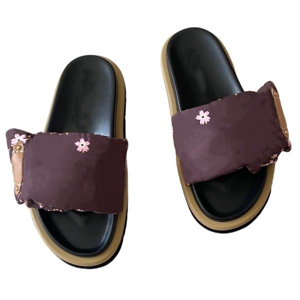 Slippers women's luxury designer shoes flat heel sandals summer brand beach shoes solid colour fashion shoes metal letter slides non slip outdoor shoes new style shoes