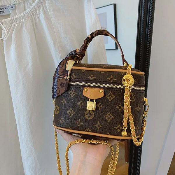 Designer Bag Shoulder Bag Crossbody Bag Luxury Purse Designer 2025 tote Bags For womans black brown New shoulder bag with large capacity commuter crossbody bag, Color 2
Designer Bag Shoulder Bag Crossbody Bag Luxury Purse Designer 2025 tote Bags For womans black brown New shoulder bag with large capacity commuter crossbody bag, Color 2