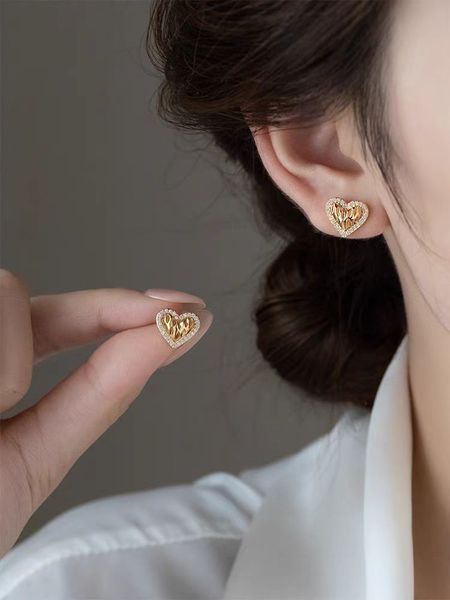 Heart Stud Earrings Designer Women Jewelry Fashionable Pleated Gold Cubic Zirconia Stud Earring for Women Bijoux Luxe Gift with Box
Heart Stud Earrings Designer Women Jewelry Fashionable Pleated Gold Cubic Zirconia Stud Earring for Women Bijoux Luxe Gift with Box