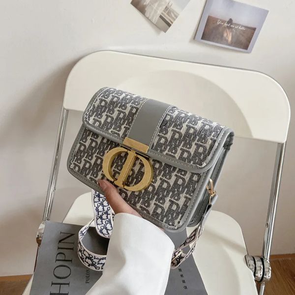Designer Bag 2025 Fashion Shoulder Bag Luxury Small Square Bag Crossbody Bag Designer New Ladies Chain Bag Shoulder Senior Embroidery Crossbody New Design, Black
Designer Bag 2025 Fashion Shoulder Bag Luxury Small Square Bag Crossbody Bag Designer New Ladies Chain Bag Shoulder Senior Embroidery Crossbody New Design, Black
