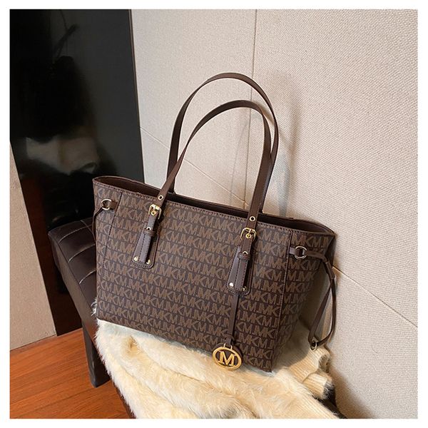 Designer free shipping 2025 new high-end texture printed letter fashion crossbody bag for womens, Gold
Designer free shipping 2025 new high-end texture printed letter fashion crossbody bag for womens, Gold