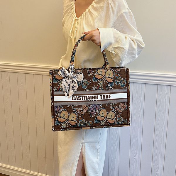 Designer free shipping 2025 new fashion light high-end texture printed butterfly scarf tote single shoulder crossbody bag for women, Multi-color
Designer free shipping 2025 new fashion light high-end texture printed butterfly scarf tote single shoulder crossbody bag for women, Multi-color