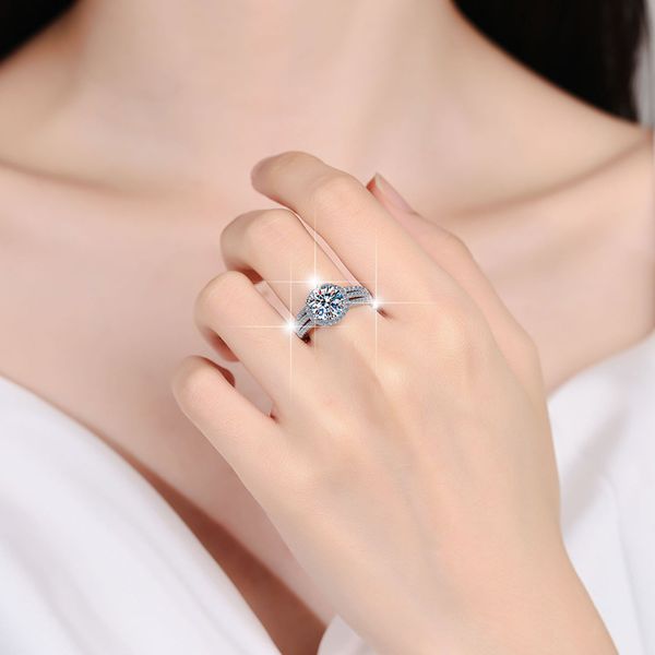 Moissanite Ring in S925 Sterling Silver, Three Life Design, Perfect for Engagements and Weddings, Luxury Women's Jewelry, Cross-Border Wholesale.
Moissanite Ring in S925 Sterling Silver, Three Life Design, Perfect for Engagements and Weddings, Luxury Women's Jewelry, Cross-Border Wholesale.