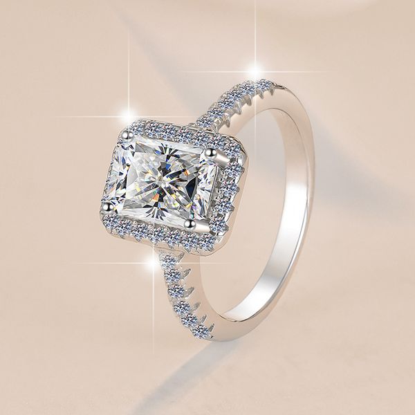 Affordable Yet Opulent Choice High-Shine 2Carat Moissanite Diamond Replacement Ring Crafted from Genuine S925 Metal
Affordable Yet Opulent Choice High-Shine 2Carat Moissanite Diamond Replacement Ring Crafted from Genuine S925 Metal