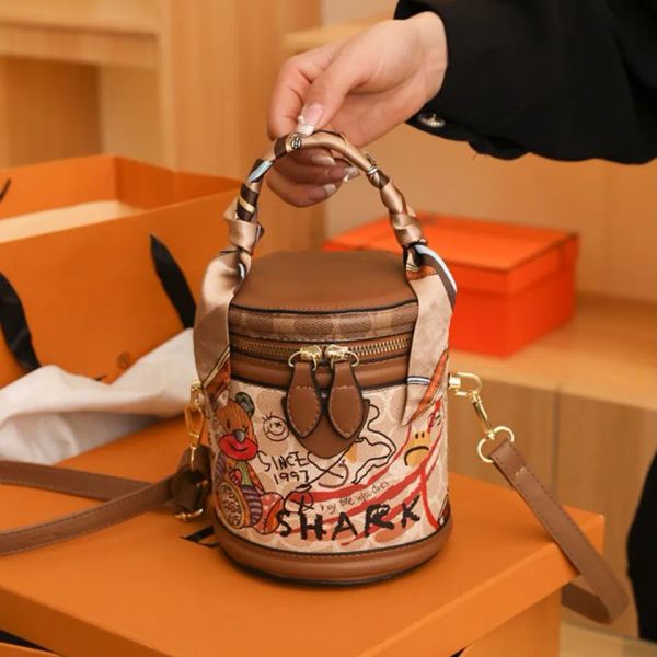 Designer Bag Shoulder Bag Luxury Bag Crossbody Purse Designer temperament graffiti cylindrical everything stylish single shoulder crossbody bag 2025, White#
Designer Bag Shoulder Bag Luxury Bag Crossbody Purse Designer temperament graffiti cylindrical everything stylish single shoulder crossbody bag 2025, White#