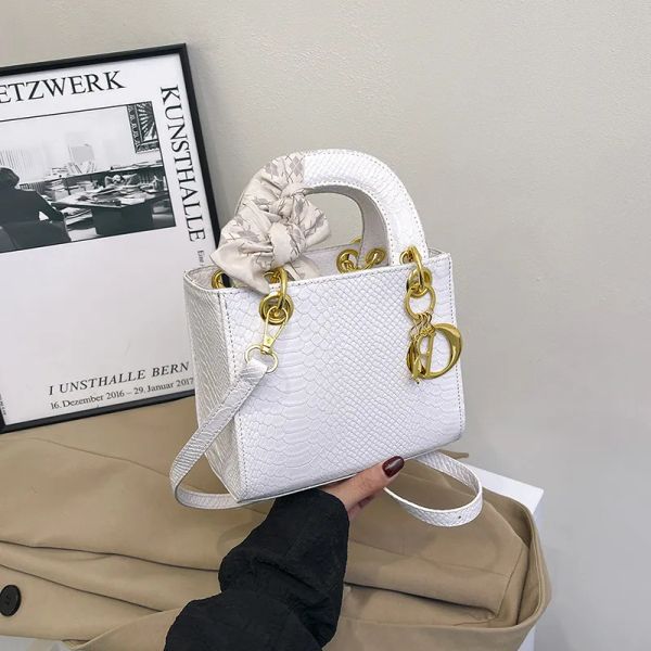 Designer Bag Shoulder Bag Luxury Bag Women's Crossbody bag Designer Purse bag new crocodile handbag Silk scarf woven Diana bag hand bill shoulder diagonal span 2025, Green#
Designer Bag Shoulder Bag Luxury Bag Women's Crossbody bag Designer Purse bag new crocodile handbag Silk scarf woven Diana bag hand bill shoulder diagonal span 2025, Green#