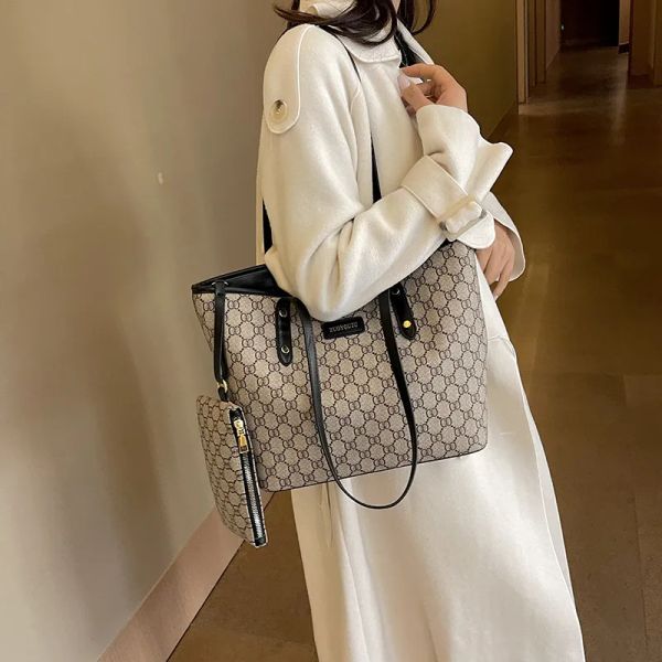 Designer bag Shoulder Bag Luxury Bag Crossbody bag Designer purse New tote bag with premium texture large capacity handbag shoulder bag for womens, Color 2
Designer bag Shoulder Bag Luxury Bag Crossbody bag Designer purse New tote bag with premium texture large capacity handbag shoulder bag for womens, Color 2
