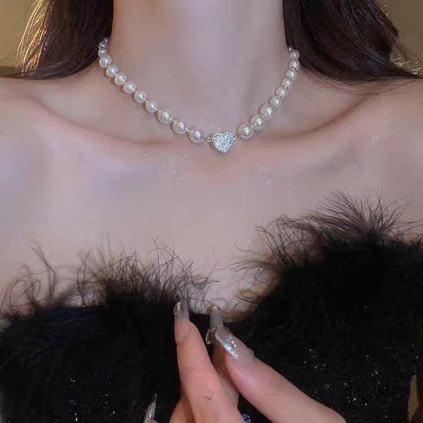 Love Heart Pearl Necklace Designer Women Full Diamond Pendant Pearl Necklace 18K Gold Simple Light Luxury Love Pendant Necklace for Girl Bijoux Luxe
Love Heart Pearl Necklace Designer Women Full Diamond Pendant Pearl Necklace 18K Gold Simple Light Luxury Love Pendant Necklace for Girl Bijoux Luxe