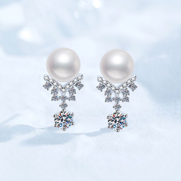 Moissanite S925 Sterling Silver Earrings with Freshwater Pearls, Women's Crown Design D-Color 60-Point Moissanite Studs, High-End Fashion Earrings, Wholesale
Moissanite S925 Sterling Silver Earrings with Freshwater Pearls, Women's Crown Design D-Color 60-Point Moissanite Studs, High-End Fashion Earrings, Wholesale