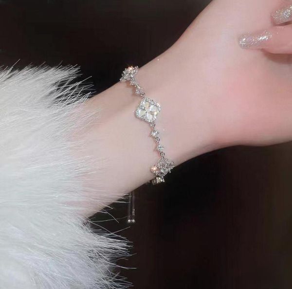 Flower Bracelet Jewelry Designer for Women 14K Plated Rose Gold Zirconia Adjustable Charm Bracelet Light Luxury Exquisite Bangle Bijoux Luxe Mother Gift
Flower Bracelet Jewelry Designer for Women 14K Plated Rose Gold Zirconia Adjustable Charm Bracelet Light Luxury Exquisite Bangle Bijoux Luxe Mother Gift
