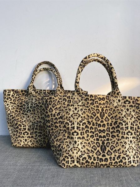 Designer Leopard embroidered canvas bag, men's and women's casual shopping bag hand-held tote bag, Leopard print
Designer Leopard embroidered canvas bag, men's and women's casual shopping bag hand-held tote bag, Leopard print