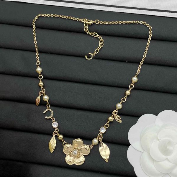 Designer Woman Necklace Flower Copper Pendant 18K Gold Plated Jewelry Choker Chains Necklace Gift Box
Designer Woman Necklace Flower Copper Pendant 18K Gold Plated Jewelry Choker Chains Necklace Gift Box