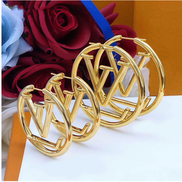 Luxury Designer Gold Hoop Earrings - Elegant Geometric Design with Three Sizes (3cm, 4cm, 5cm)
Luxury Designer Gold Hoop Earrings - Elegant Geometric Design with Three Sizes (3cm, 4cm, 5cm)