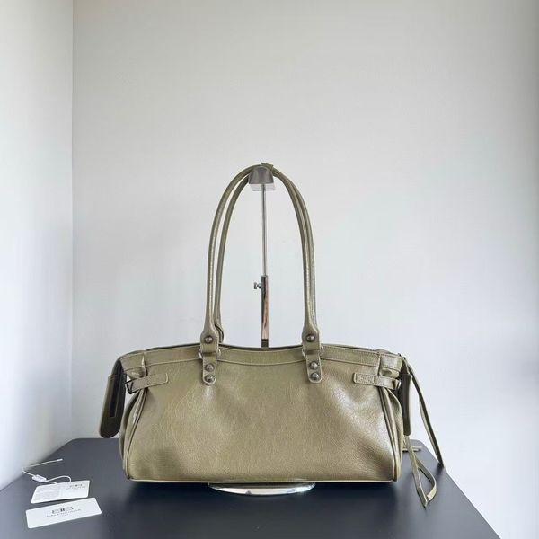 Mirror 2025 designer Le City Storico Tote Bag Motorcycle shoulder Bags suede bag Women Genuine leather pink crossbody clutch Pochette Retro Top Quality, Color2
Mirror 2025 designer Le City Storico Tote Bag Motorcycle shoulder Bags suede bag Women Genuine leather pink crossbody clutch Pochette Retro Top Quality, Color2