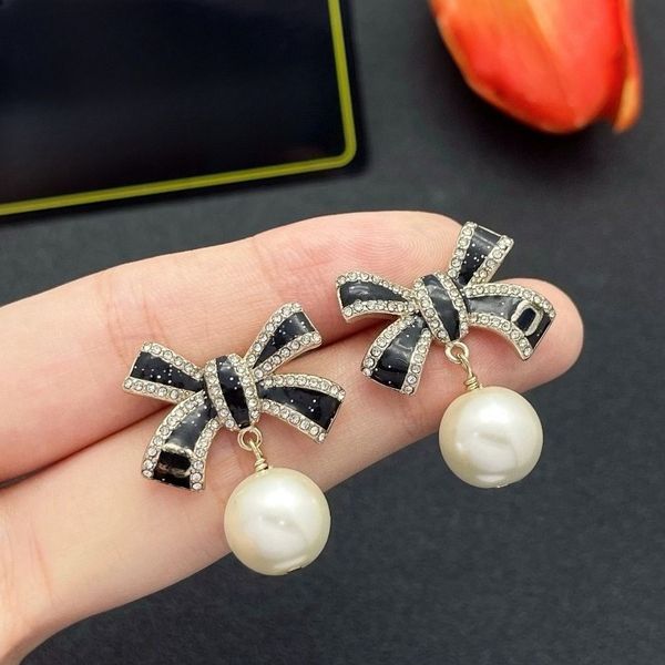Pearl Diamond Earrings Seiko Letter Earrings Classic Design Fashion Women Elegant Wedding Party Jewelry Accessories High Quality
Pearl Diamond Earrings Seiko Letter Earrings Classic Design Fashion Women Elegant Wedding Party Jewelry Accessories High Quality