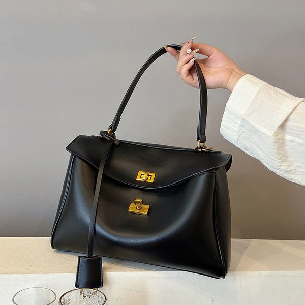 Handheld Platinum Bag, Niche Designer Armpit Bag, High-end and Stylish, Large Capacity Commuting Bag