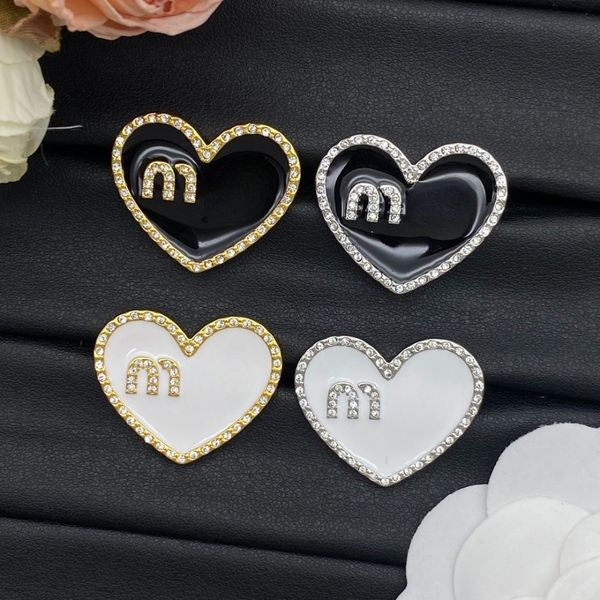 Simple Unisex Brooch Classic Letter Design Elegant Heart-shaped Diamond Brooch High-quality Lapel Pin Suitable for Wedding Parties and Daily Wear
Simple Unisex Brooch Classic Letter Design Elegant Heart-shaped Diamond Brooch High-quality Lapel Pin Suitable for Wedding Parties and Daily Wear