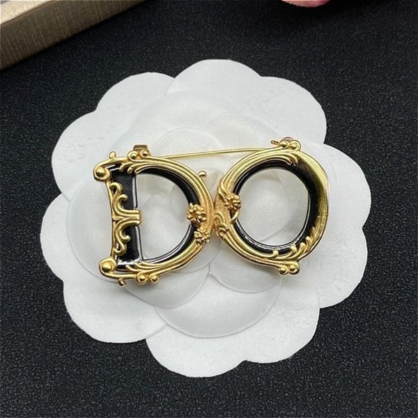 Designer Brooch Retro Pattern Classic Design 18k Gold Letter Pin Brooch Men and Women Fashion Exquisite Jewelry Suit Dress Accessories
Designer Brooch Retro Pattern Classic Design 18k Gold Letter Pin Brooch Men and Women Fashion Exquisite Jewelry Suit Dress Accessories