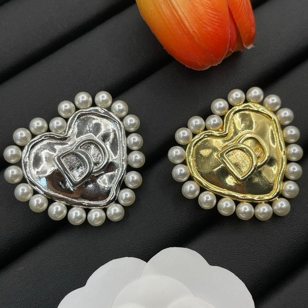 Fashion Brooch Retro Style Classic Letter Design Brooch Unisex Gold and Silver Color Couple Holiday Gift
Fashion Brooch Retro Style Classic Letter Design Brooch Unisex Gold and Silver Color Couple Holiday Gift