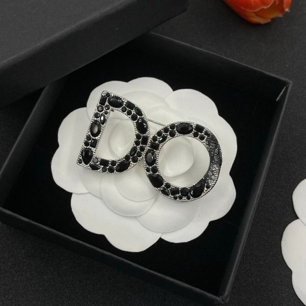 Diamond Letter Brooch Retro Style Classic Design 18k Gold-plated Pin Neutral Fashion Exquisite Jewelry Suit Dress Accessories 
Diamond Letter Brooch Retro Style Classic Design 18k Gold-plated Pin Neutral Fashion Exquisite Jewelry Suit Dress Accessories