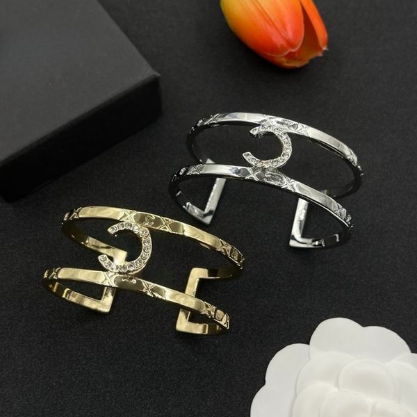 Classic Bracelet for Women Round Open Bracelet with Letter Design Fashionable Gold-plated Wrist Chain Couple Gift Jewelry Accessories 
Classic Bracelet for Women Round Open Bracelet with Letter Design Fashionable Gold-plated Wrist Chain Couple Gift Jewelry Accessories